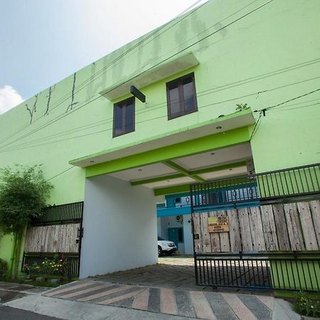 מלון Reddoorz Syariah At Kartohardjo מדיון מראה חיצוני תמונה
